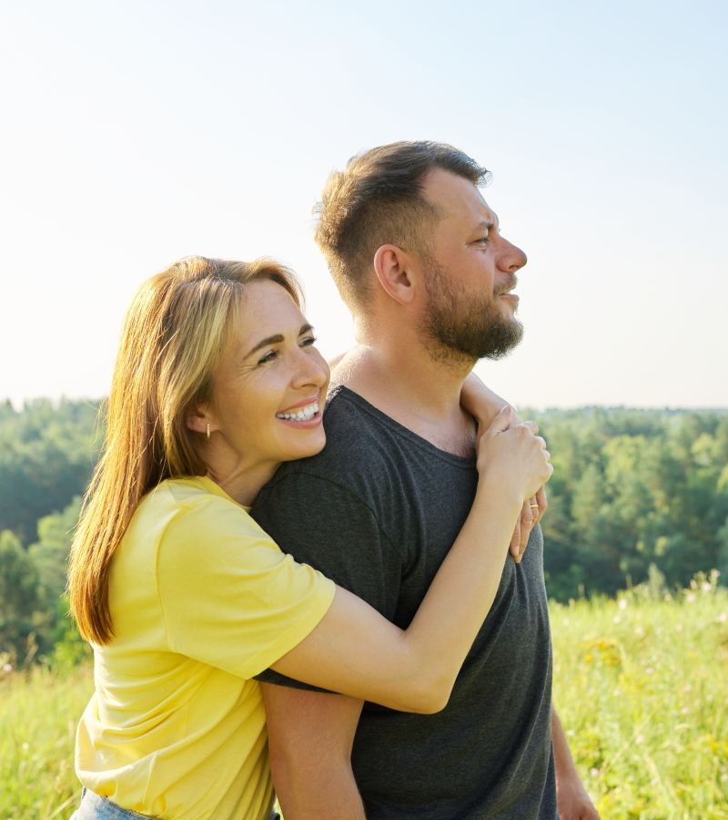 Couple enlacé dans un champ au soleil