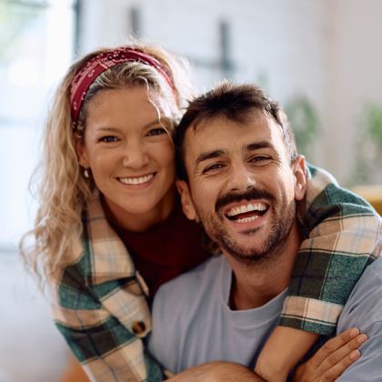Couple souriant � la maison